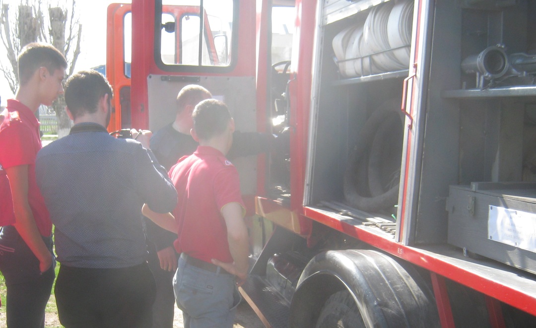 Сотрудники ГКУ РК «Пожарная охрана Республики Крым» проводят экскурсии для школьников в своих подразделениях - «МЧС»