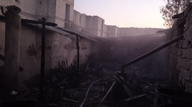 Пожар в Бахчисарайском районе - горевшая хозпостройка угрожала жилому дому
